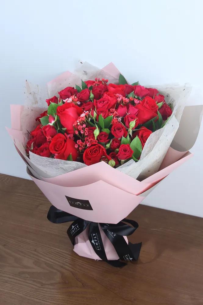紅玫瑰 + 紅小玫瑰 + 時令配花 - 點擊查看商品詳情 紅玫瑰 + 紅小玫瑰 + 時令配花 | 御花店